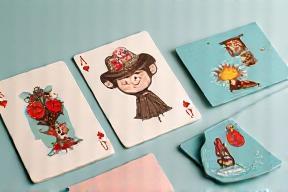 Cartas artísticas del juego Dixit sobre una mesa